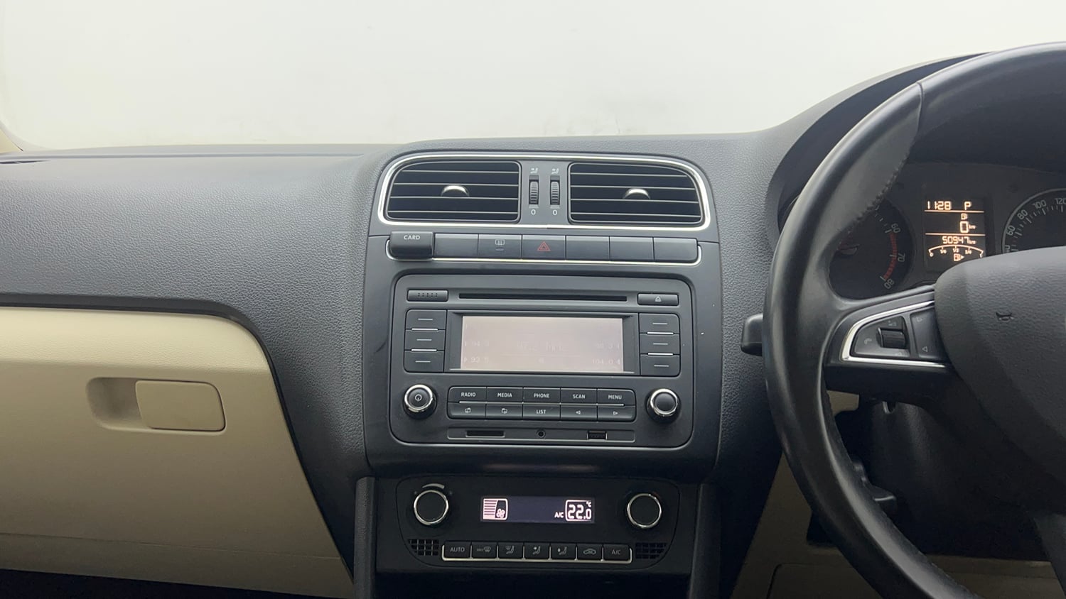 Used 2018 Skoda Rapid Ambition 1.6 MPI AT Petrol Automatic interior MUSIC SYSTEM & AC CONTROL VIEW