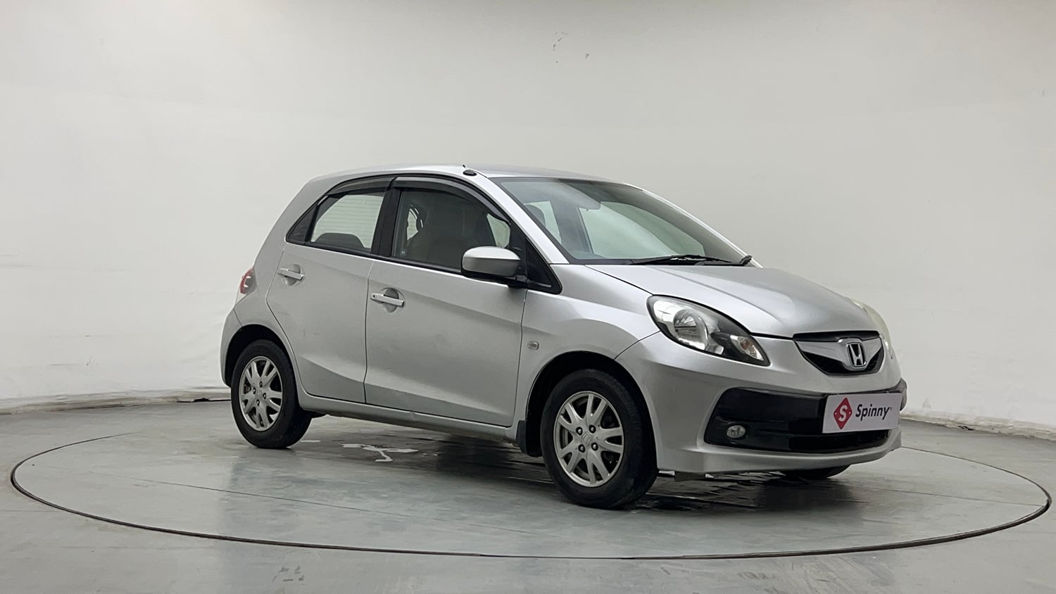 Used 2013 Honda Brio V MT Petrol Manual exterior RIGHT FRONT CORNER VIEW