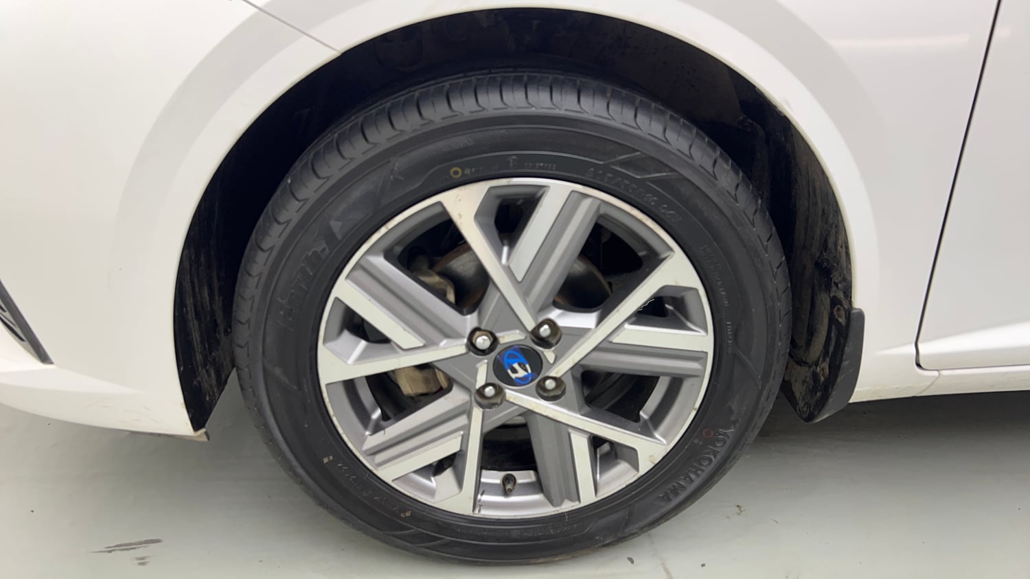 Used 2024 Hyundai Verna SX 1.5 Petrol MT Petrol Manual tyres LEFT FRONT TYRE RIM VIEW