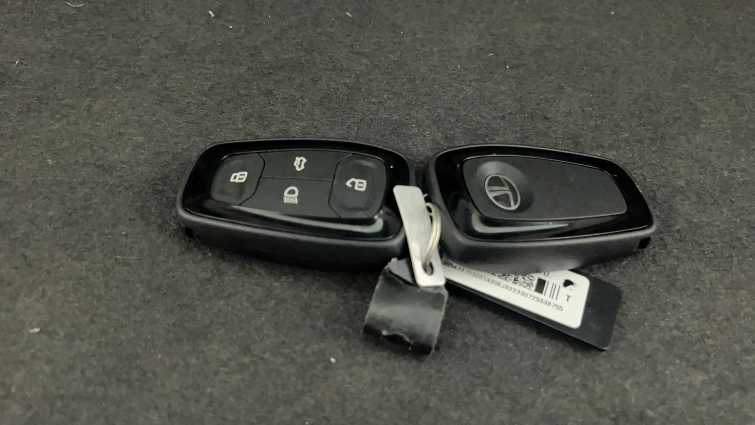 Used 2025 Tata Nexon Fearless Plus (PS) 1.5 Diesel 6AMT Dual Tone Diesel Automatic extra CAR KEY VIEW