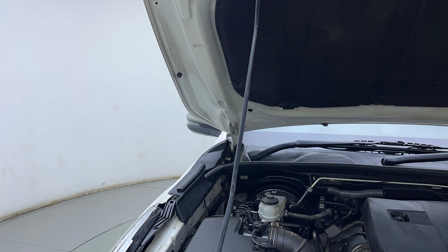 Used 2019 Toyota Fortuner 2.8 4x2 MT Diesel Manual engine ENGINE RIGHT SIDE HINGE & APRON VIEW