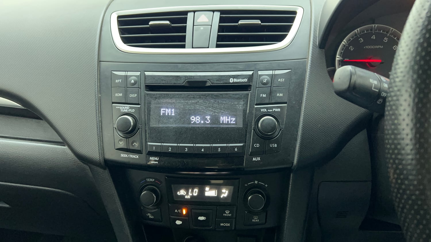 Used 2015 Maruti Suzuki Swift ZXi Petrol Manual top_features Integrated (in-dash) music system