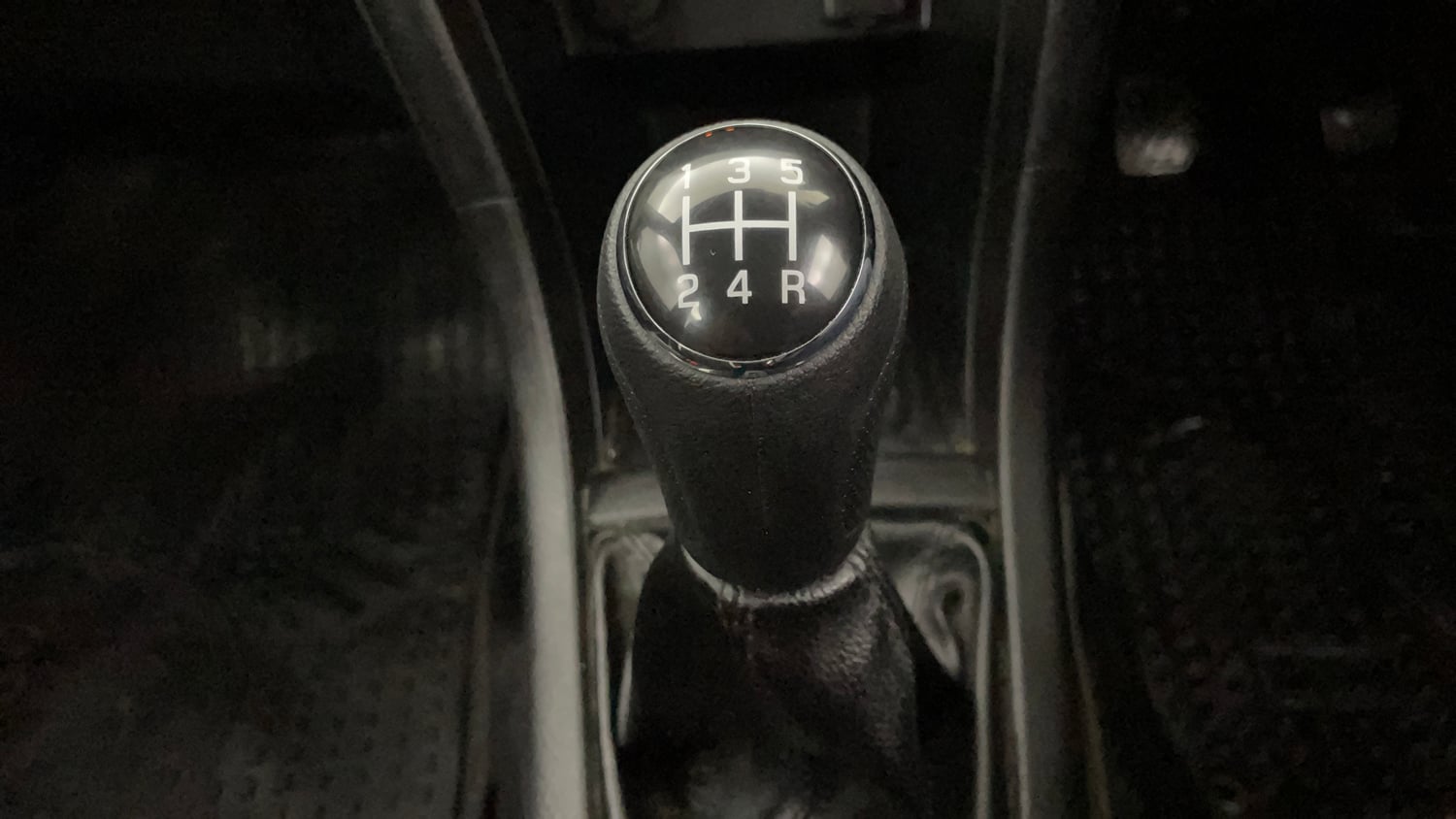 Used 2015 Maruti Suzuki Swift VXi Petrol Manual interior GEAR  KNOB VIEW