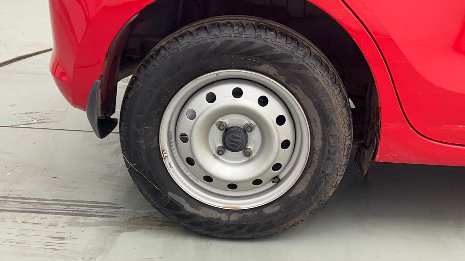 Used 2021 Maruti Suzuki Swift LXi Petrol Manual tyres RIGHT REAR TYRE RIM VIEW