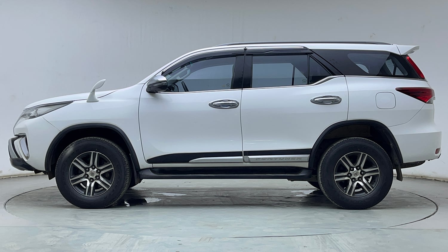 Used 2019 Toyota Fortuner 2.8 4x2 MT Diesel Manual exterior LEFT SIDE VIEW