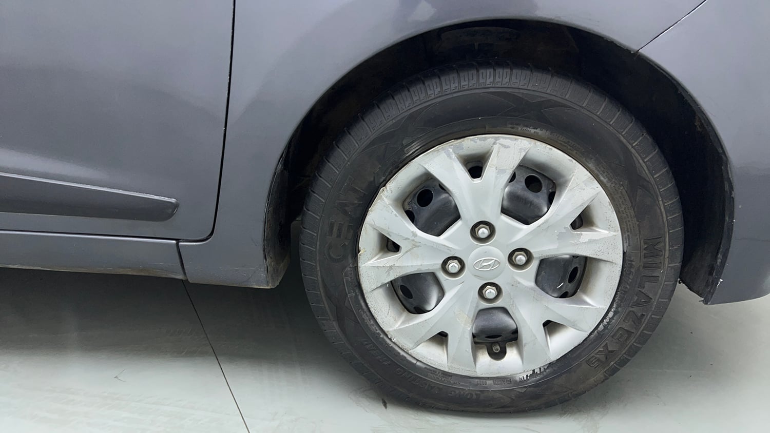 Used 2016 Hyundai Grand i10 Sportz 1.2 Kappa VTVT Petrol Manual tyres RIGHT FRONT TYRE RIM VIEW