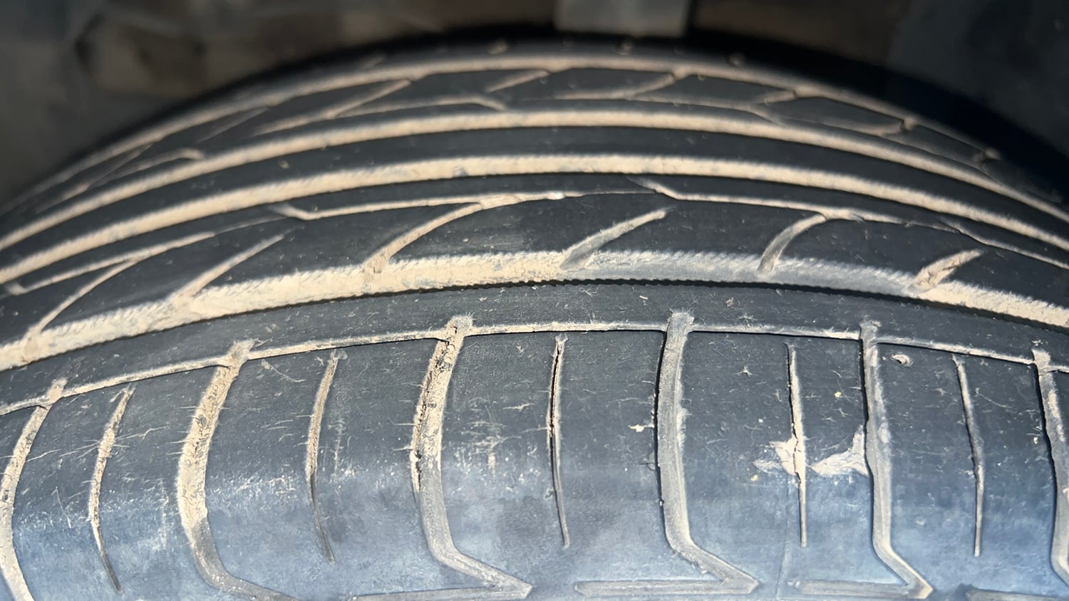 Used 2016 Maruti Suzuki S-Cross Alpha 1.3 Diesel Manual tyres LEFT FRONT TYRE TREAD VIEW