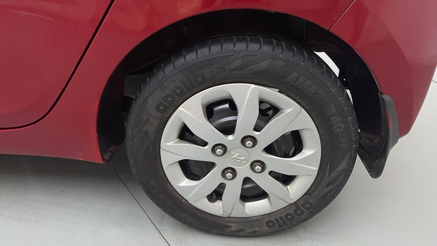 Used 2014 Hyundai Eon Sportz Petrol Manual tyres LEFT REAR TYRE RIM VIEW