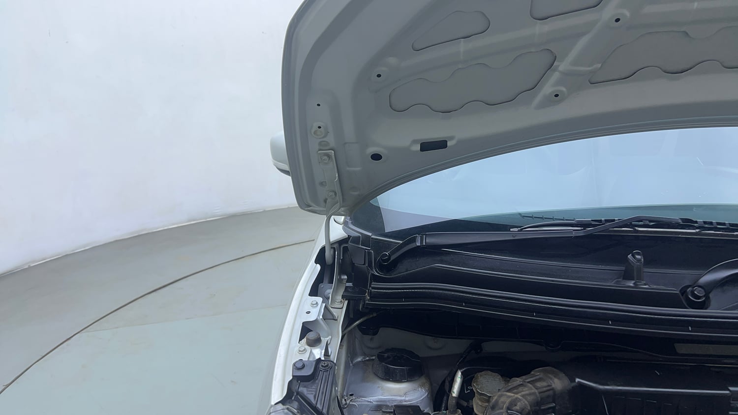 Used 2021 Maruti Suzuki Wagon R ZXi 1.2 Petrol Manual engine ENGINE RIGHT SIDE HINGE & APRON VIEW