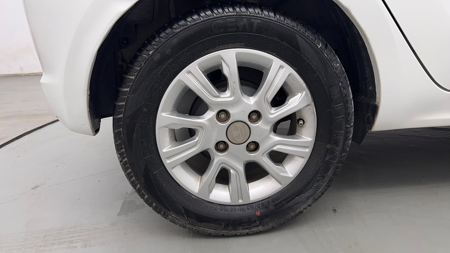 Used 2018 Tata Tiago Revotron XZ Petrol Manual tyres RIGHT REAR TYRE RIM VIEW