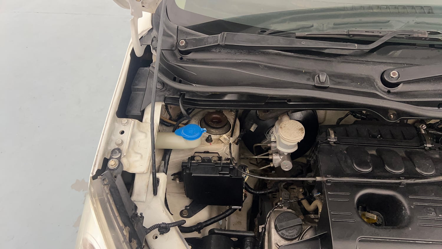 Used 2018 Maruti Suzuki Wagon R LXI CNG Cng Manual engine ENGINE RIGHT SIDE HINGE & APRON VIEW