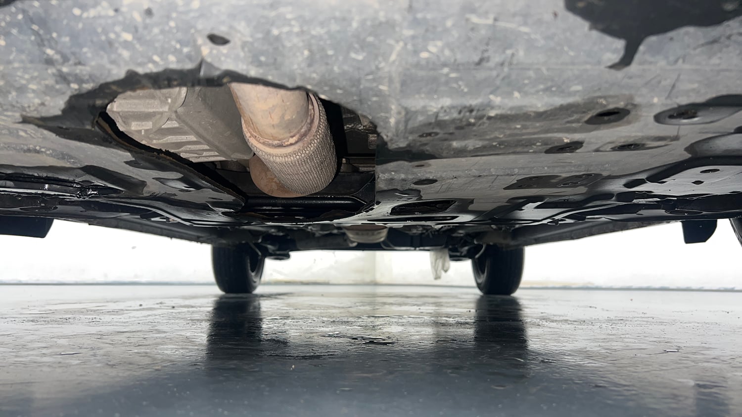 Used 2022 Mahindra XUV 300 W8 (O) 1.2 Petrol Petrol Manual extra FRONT LEFT UNDERBODY VIEW