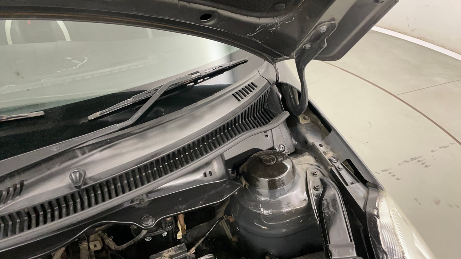 Used 2015 Maruti Suzuki Swift VXi Petrol Manual engine ENGINE LEFT SIDE HINGE & APRON VIEW