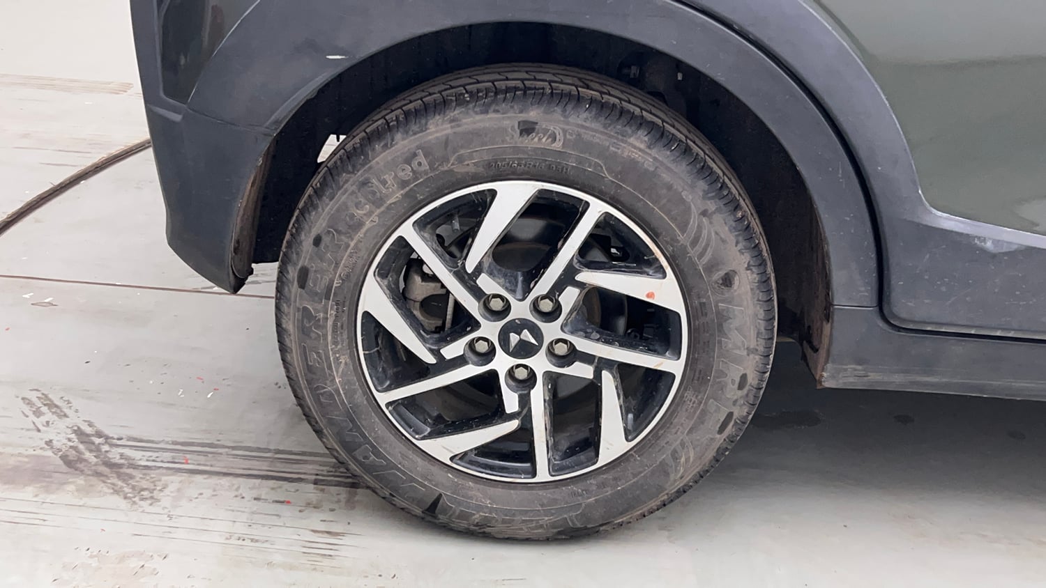 Used 2024 Mahindra XUV 3XO AX5 1.2 Petrol Petrol Manual tyres RIGHT REAR TYRE RIM VIEW
