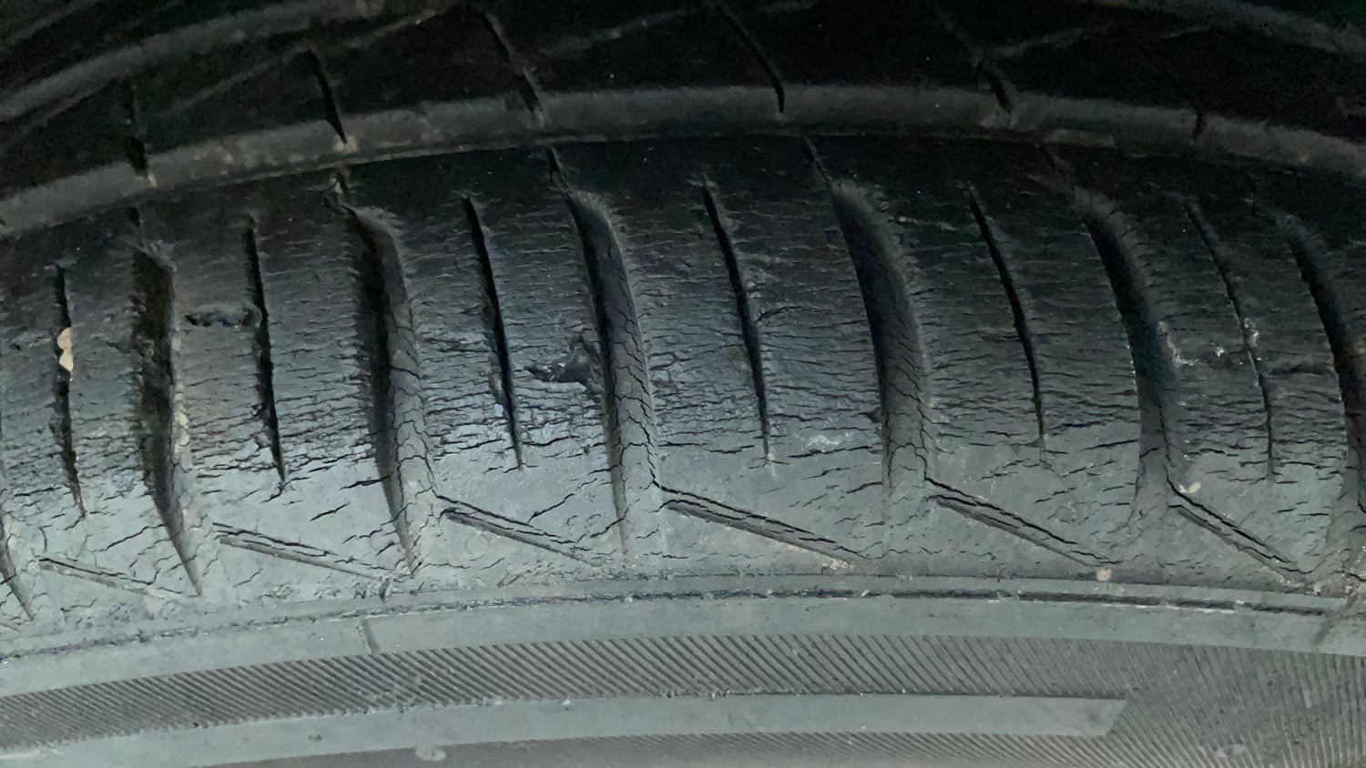 Used 2022 Renault Kwid RXT 1.0 AMT Petrol Automatic tyres RIGHT FRONT TYRE TREAD VIEW