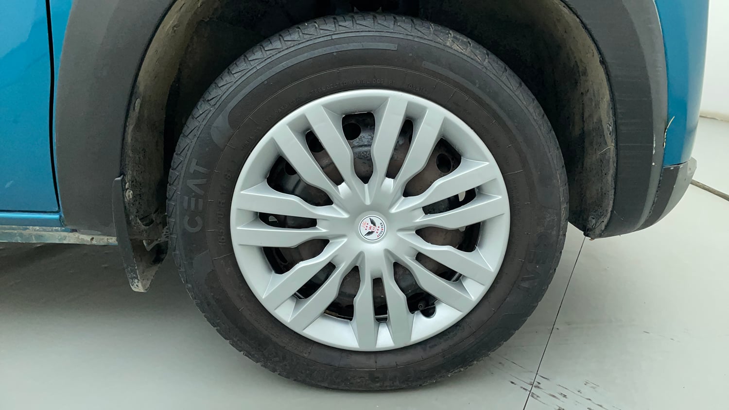 Used 2022 Renault Kwid RXT 1.0 AMT Petrol Automatic tyres RIGHT FRONT TYRE RIM VIEW