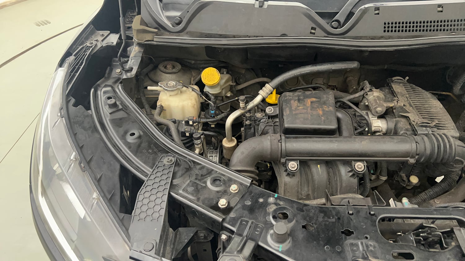 Used 2023 Nissan Magnite XV Petrol Manual engine ENGINE RIGHT SIDE VIEW