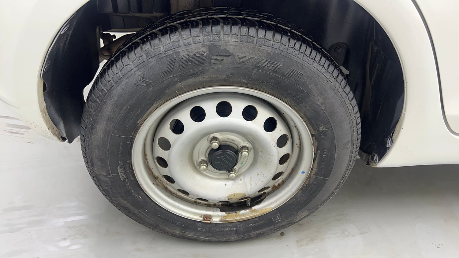 Used 2016 Maruti Suzuki Swift Lxi (O) Petrol Manual tyres RIGHT REAR TYRE RIM VIEW