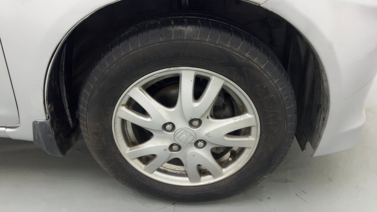 Used 2013 Honda Brio V MT Petrol Manual tyres RIGHT FRONT TYRE RIM VIEW