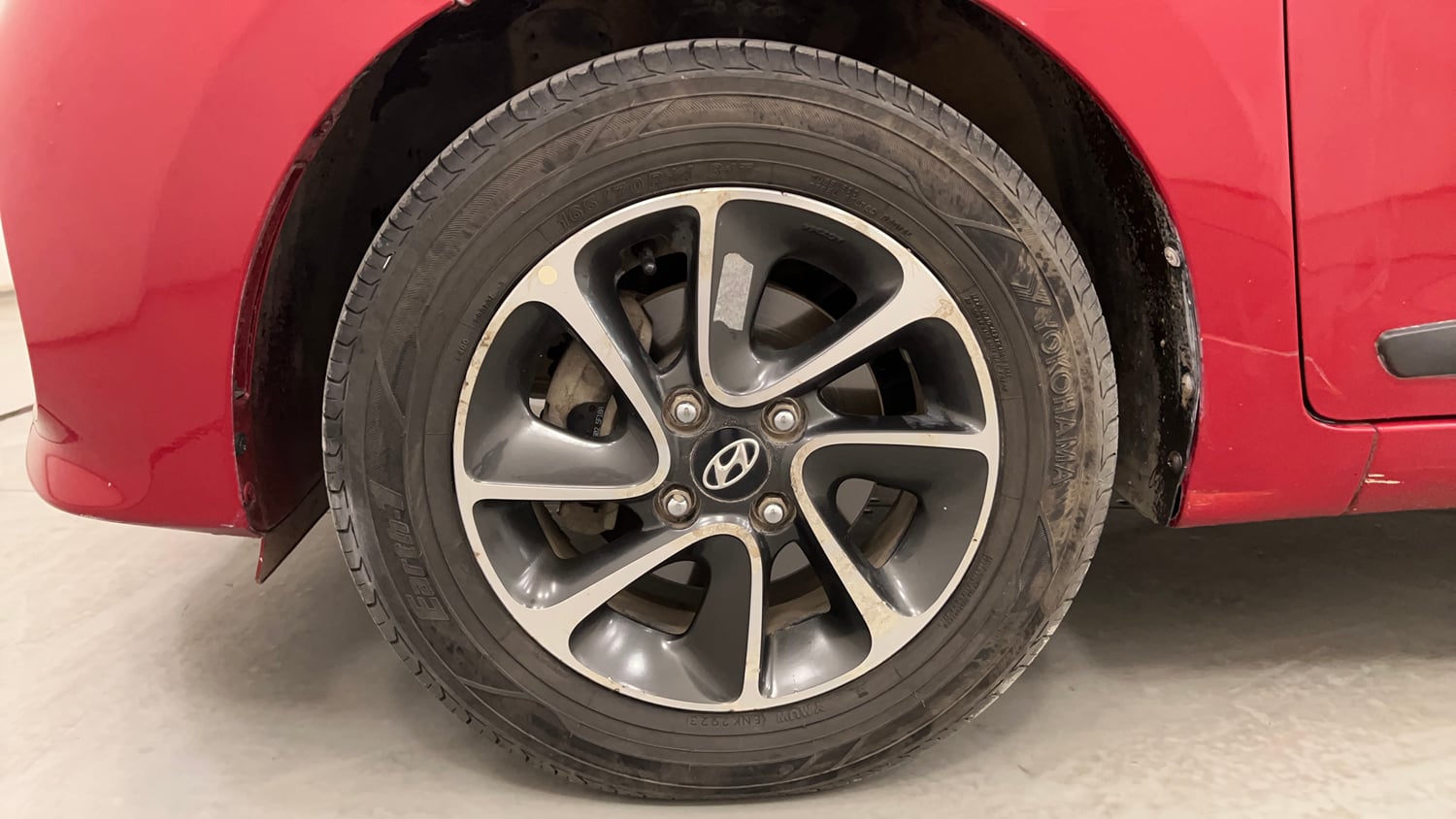 Used 2017 Hyundai Grand i10 Sportz (O) AT 1.2 Kappa VTVT Petrol Automatic tyres LEFT FRONT TYRE RIM VIEW