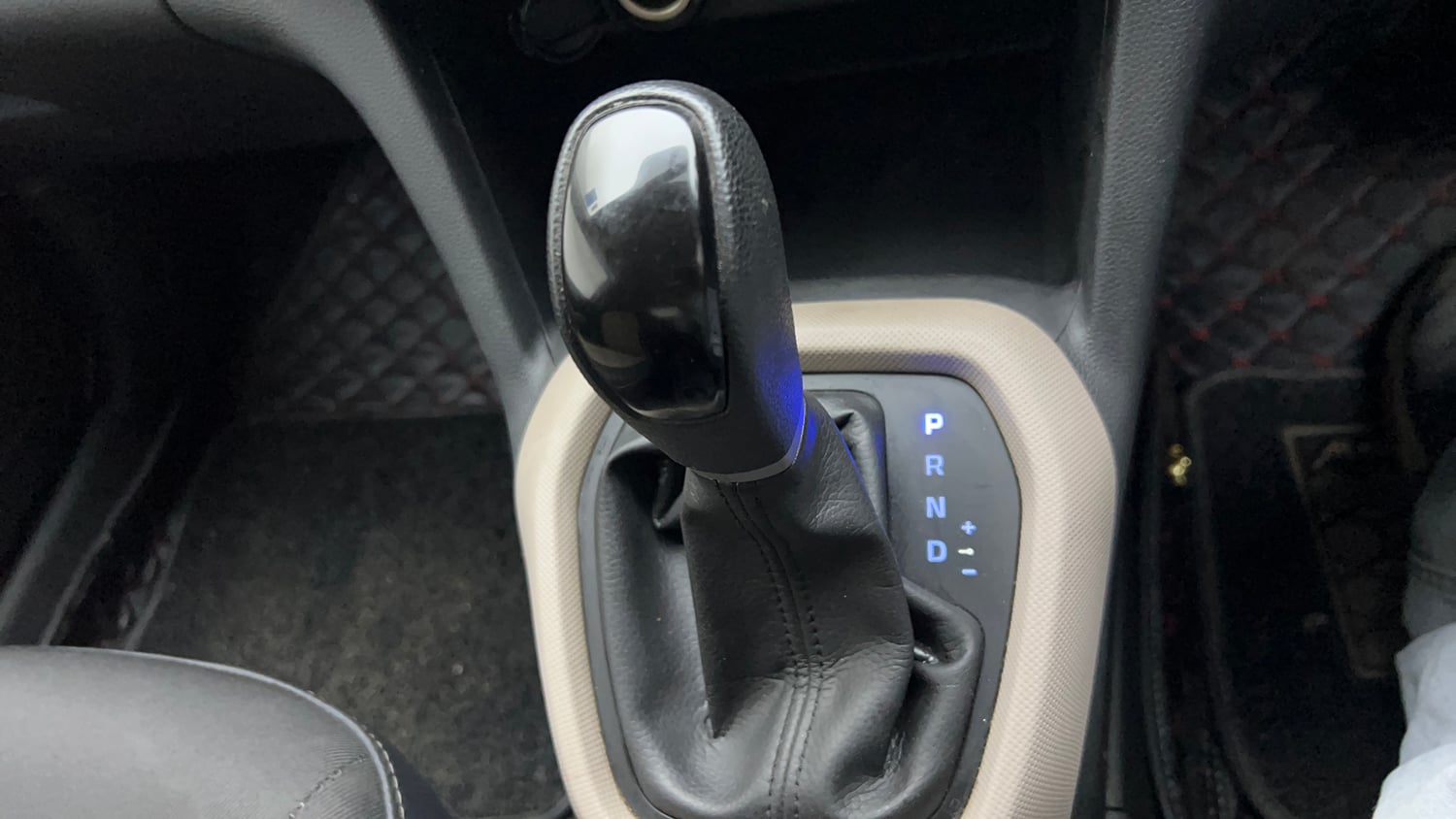 Used 2017 Hyundai Grand i10 Sportz (O) AT 1.2 Kappa VTVT Petrol Automatic interior GEAR  KNOB VIEW