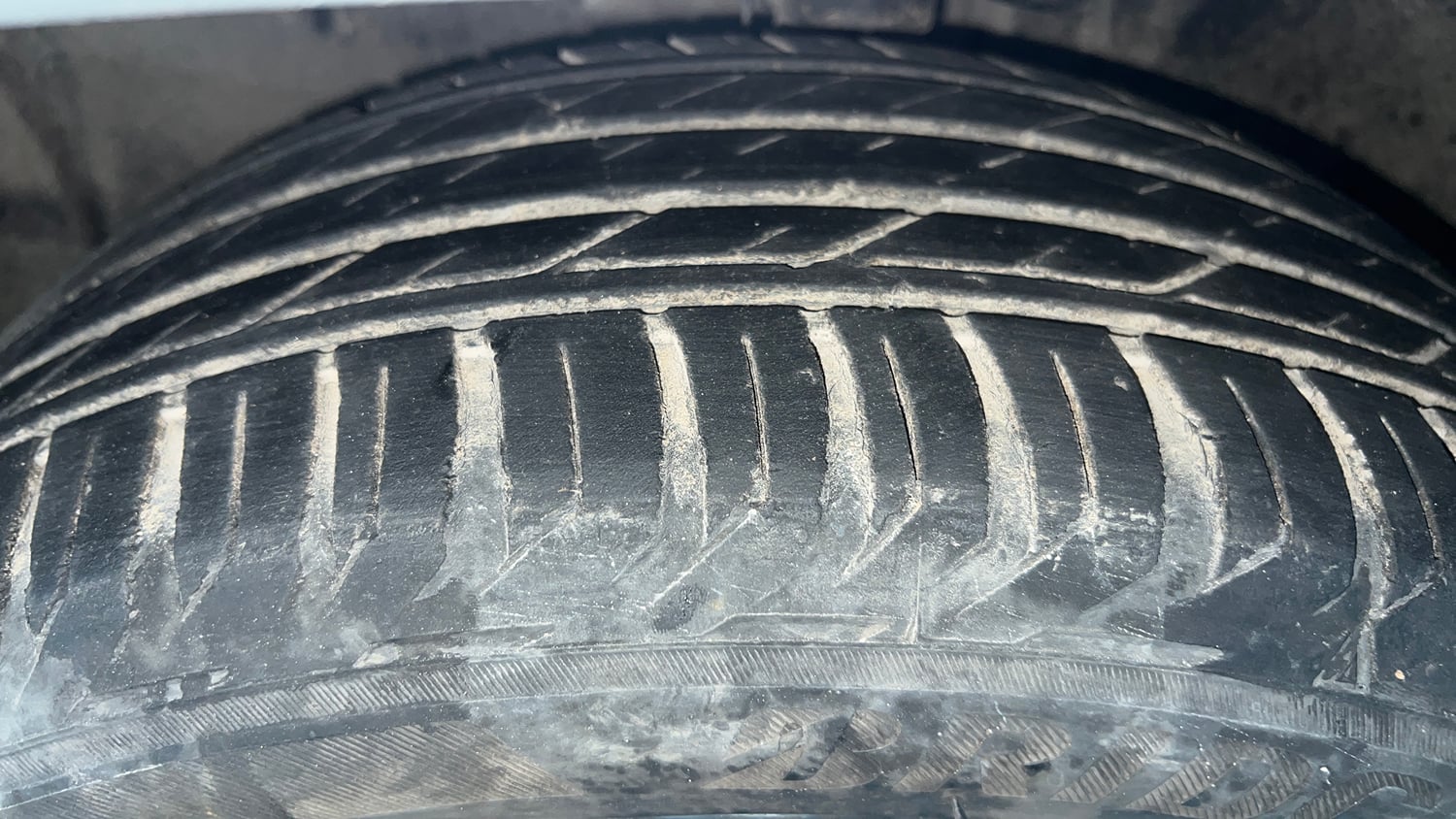 Used 2022 Jeep Compass Model S (O) 1.4 Petrol DCT Petrol Automatic tyres LEFT FRONT TYRE TREAD VIEW