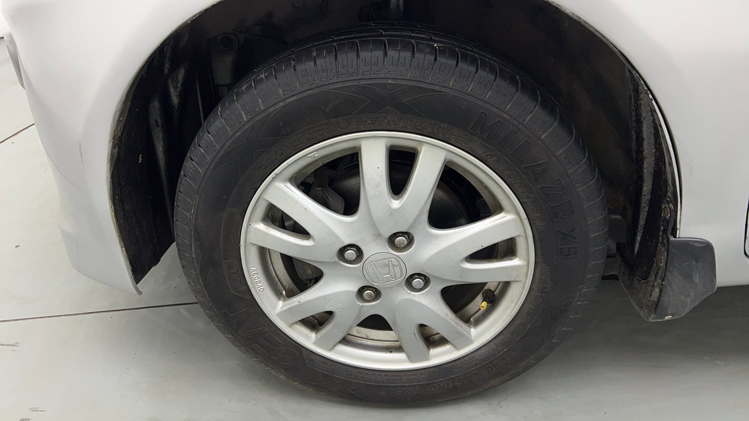 Used 2013 Honda Brio V MT Petrol Manual tyres LEFT FRONT TYRE RIM VIEW