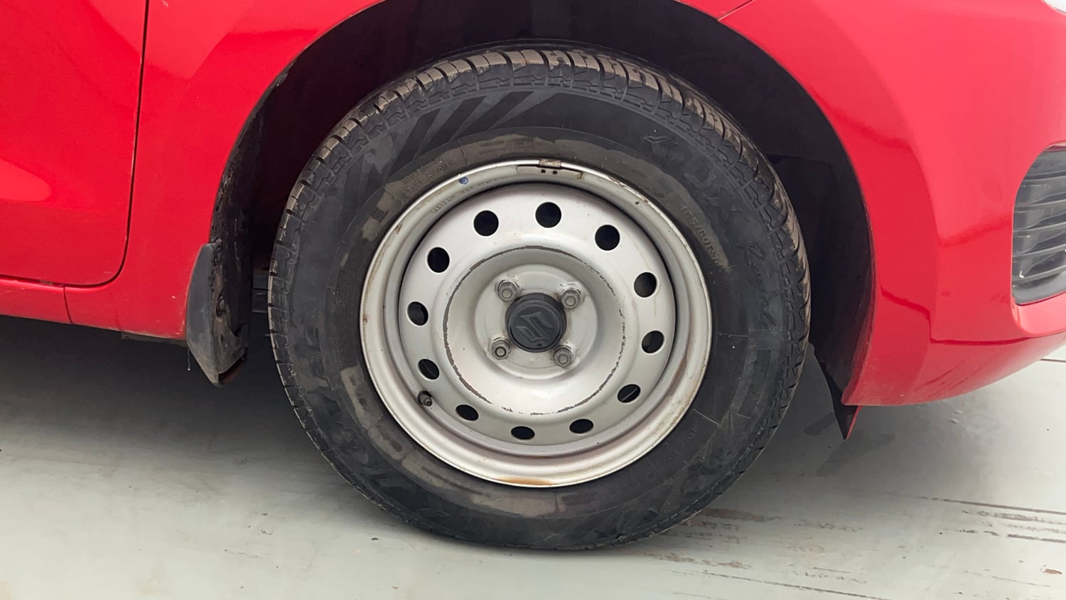 Used 2021 Maruti Suzuki Swift LXi Petrol Manual tyres RIGHT FRONT TYRE RIM VIEW