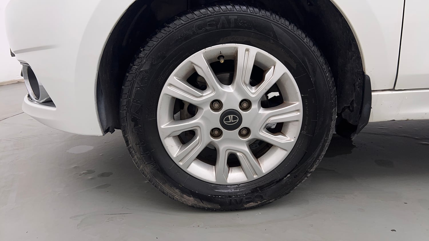 Used 2018 Tata Tiago Revotron XZ Petrol Manual tyres LEFT FRONT TYRE RIM VIEW