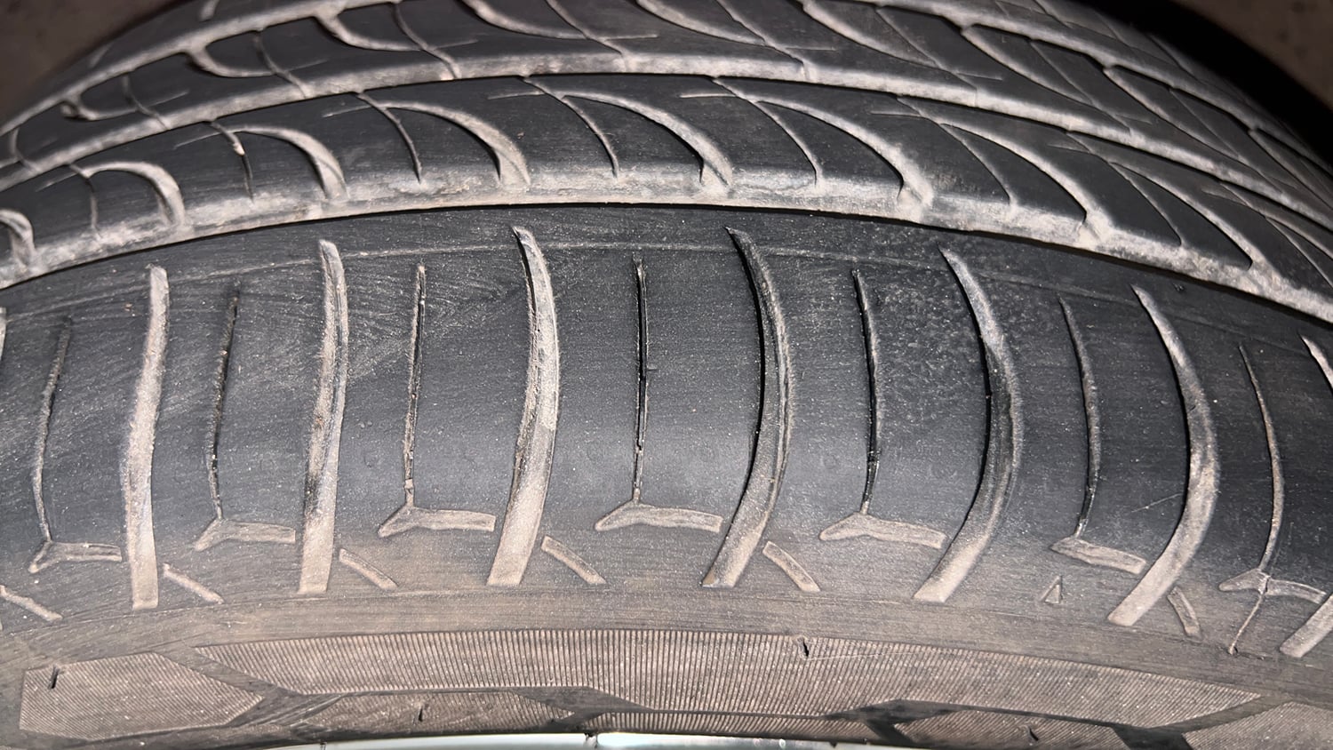 Used 2016 Hyundai Elite i20 Asta 1.2 (O) Petrol Manual tyres LEFT FRONT TYRE TREAD VIEW