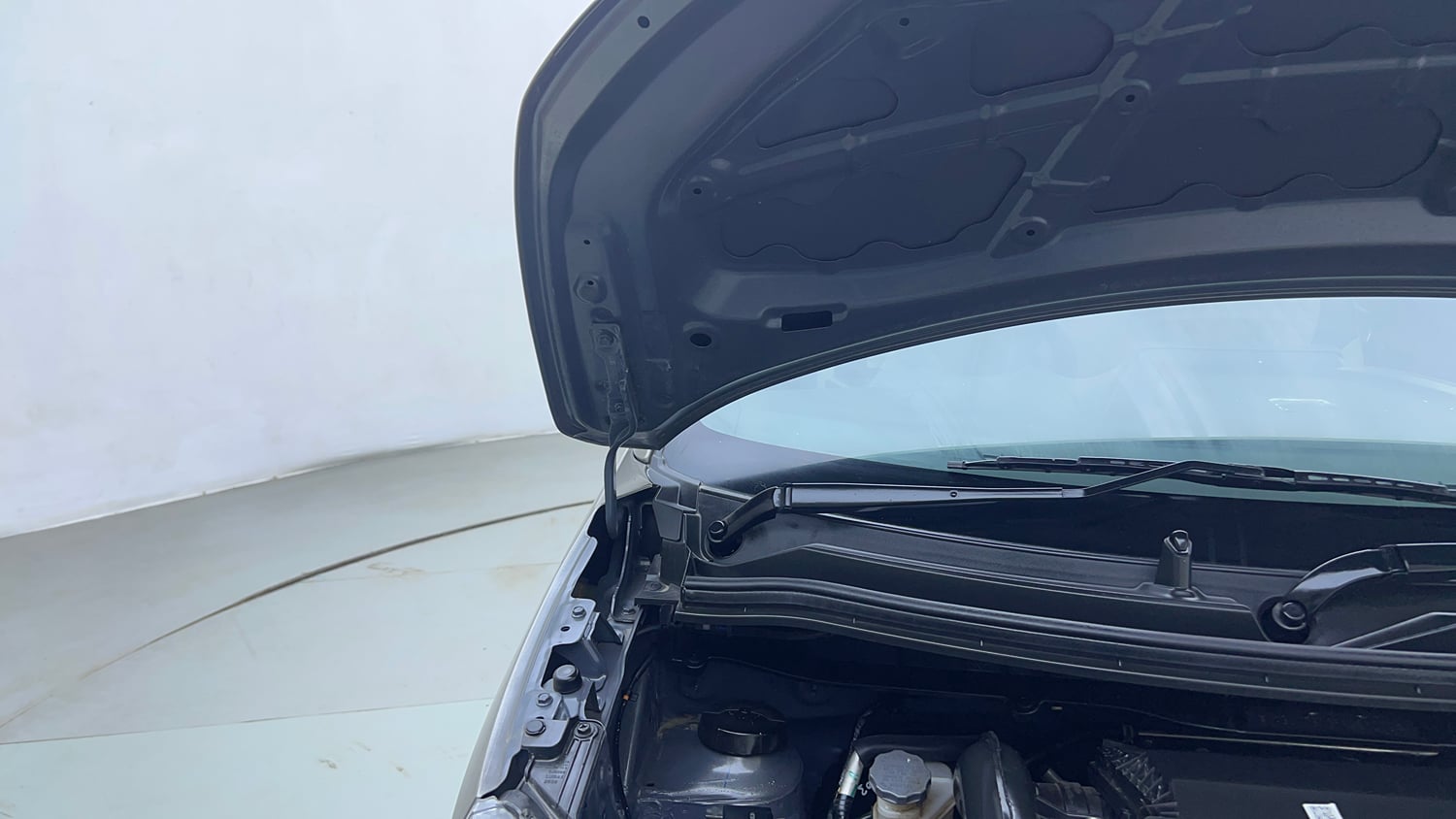 Used 2023 Maruti Suzuki Wagon R VXI 1.0 Petrol Manual engine ENGINE RIGHT SIDE HINGE & APRON VIEW