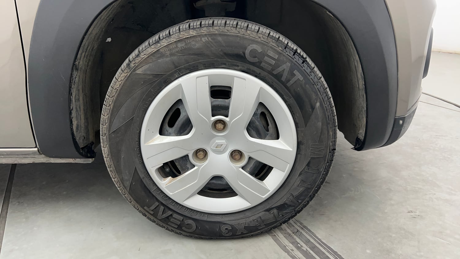 Used 2019 Renault Kwid RXT (O) 1.0 SCE Edition Petrol Manual tyres RIGHT FRONT TYRE RIM VIEW