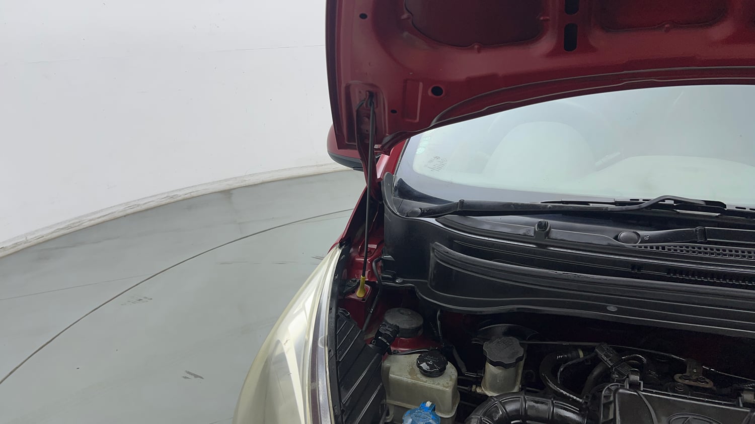 Used 2014 Hyundai Eon Sportz Petrol Manual engine ENGINE RIGHT SIDE HINGE & APRON VIEW