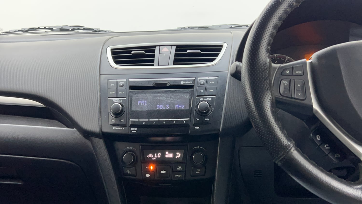 Used 2015 Maruti Suzuki Swift ZXi Petrol Manual interior MUSIC SYSTEM & AC CONTROL VIEW