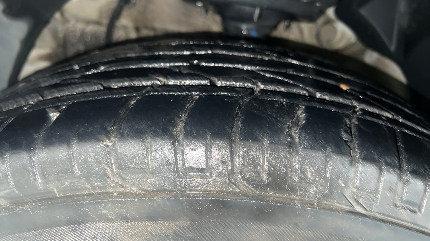 Used 2022 Mahindra XUV 300 W8 (O) 1.2 Petrol Petrol Manual tyres LEFT FRONT TYRE TREAD VIEW