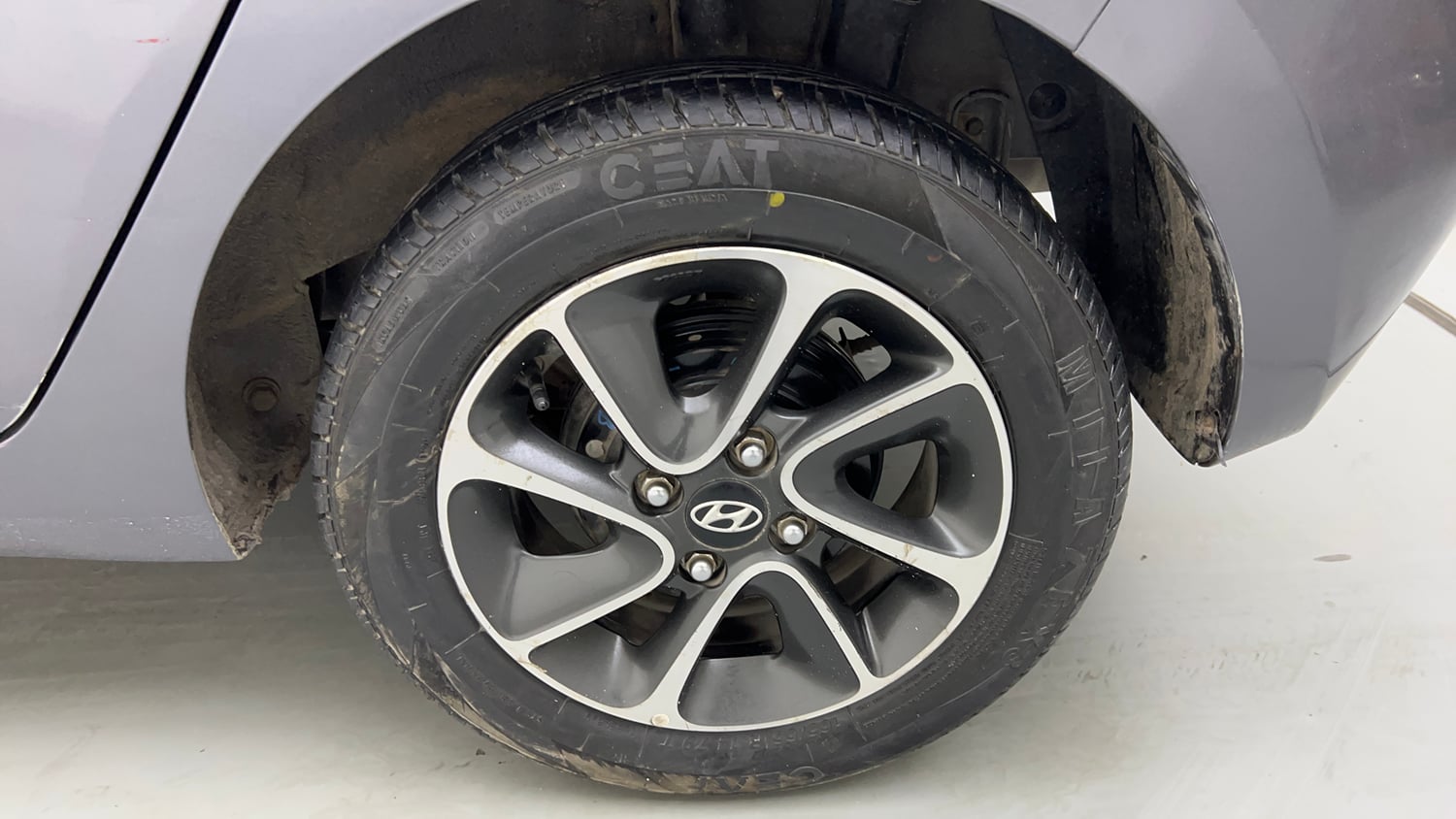 Used 2017 Hyundai Grand i10 Sportz (O) AT 1.2 Kappa VTVT Petrol Automatic tyres LEFT REAR TYRE RIM VIEW