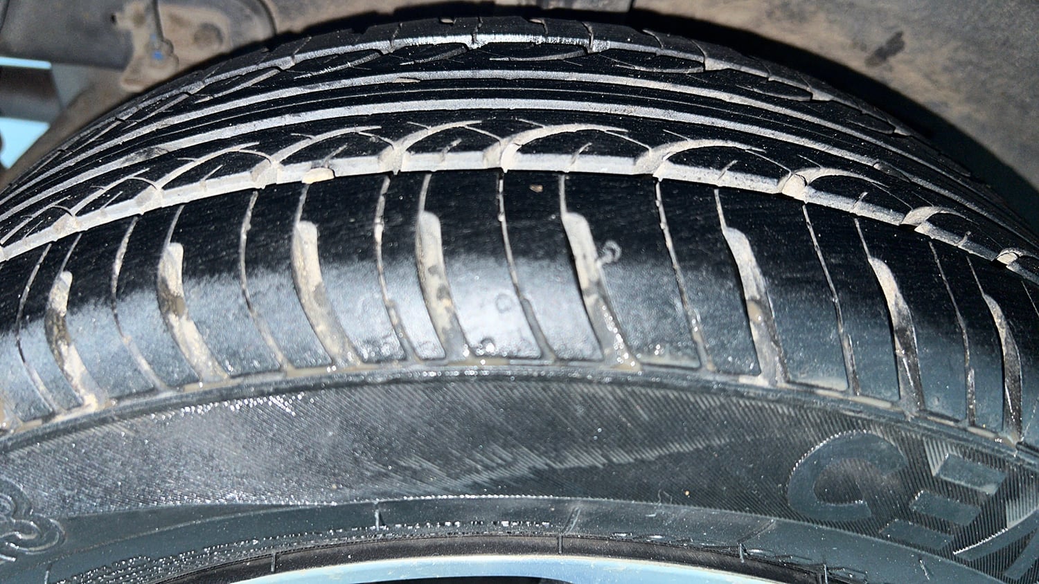 Used 2017 Hyundai Grand i10 Sportz (O) AT 1.2 Kappa VTVT Petrol Automatic tyres RIGHT REAR TYRE TREAD VIEW