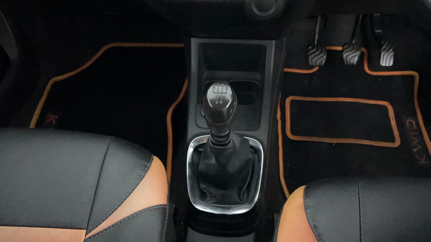 Used 2017 Renault Kwid RXT (O) 1.0 SCE Edition Petrol Manual interior GEAR  KNOB VIEW