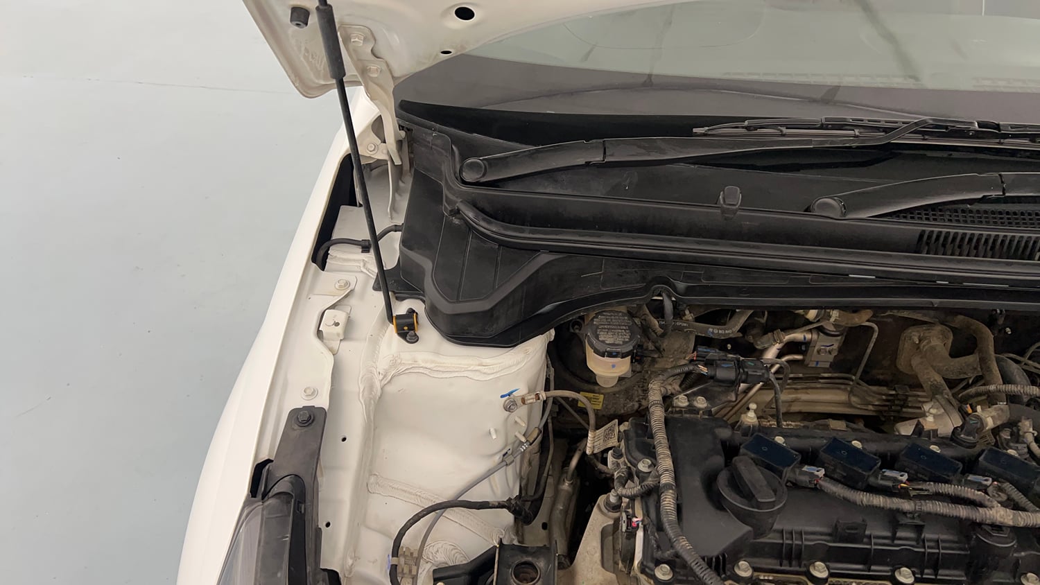 Used 2023 Hyundai i20 Sportz 1.2 MT Petrol Manual engine ENGINE RIGHT SIDE HINGE & APRON VIEW