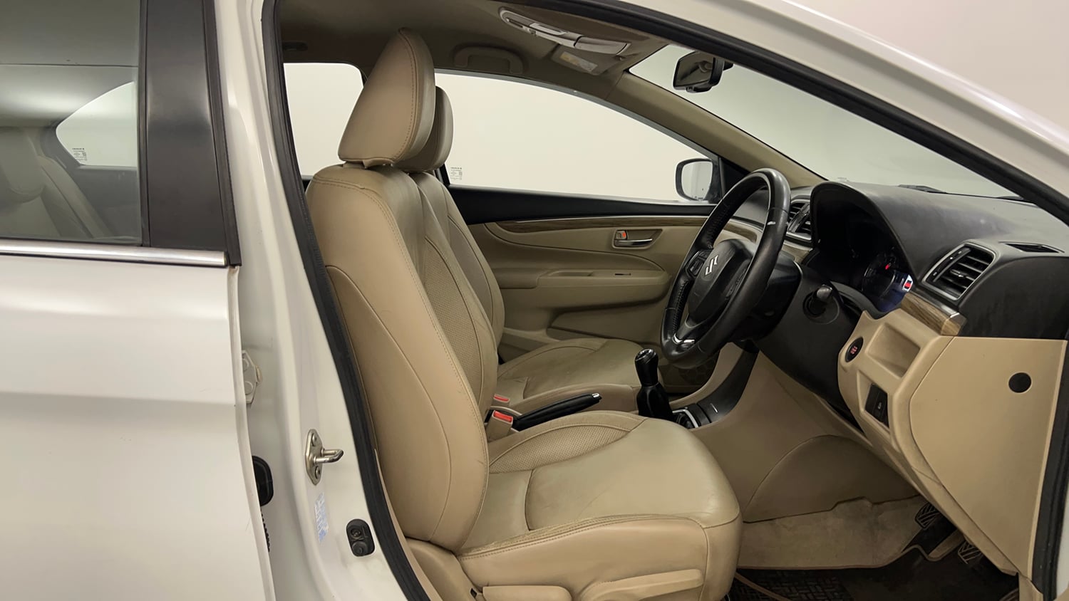 Used 2019 Maruti Suzuki Ciaz Alpha Hybrid 1.5 Petrol Manual interior RIGHT SIDE FRONT DOOR CABIN VIEW