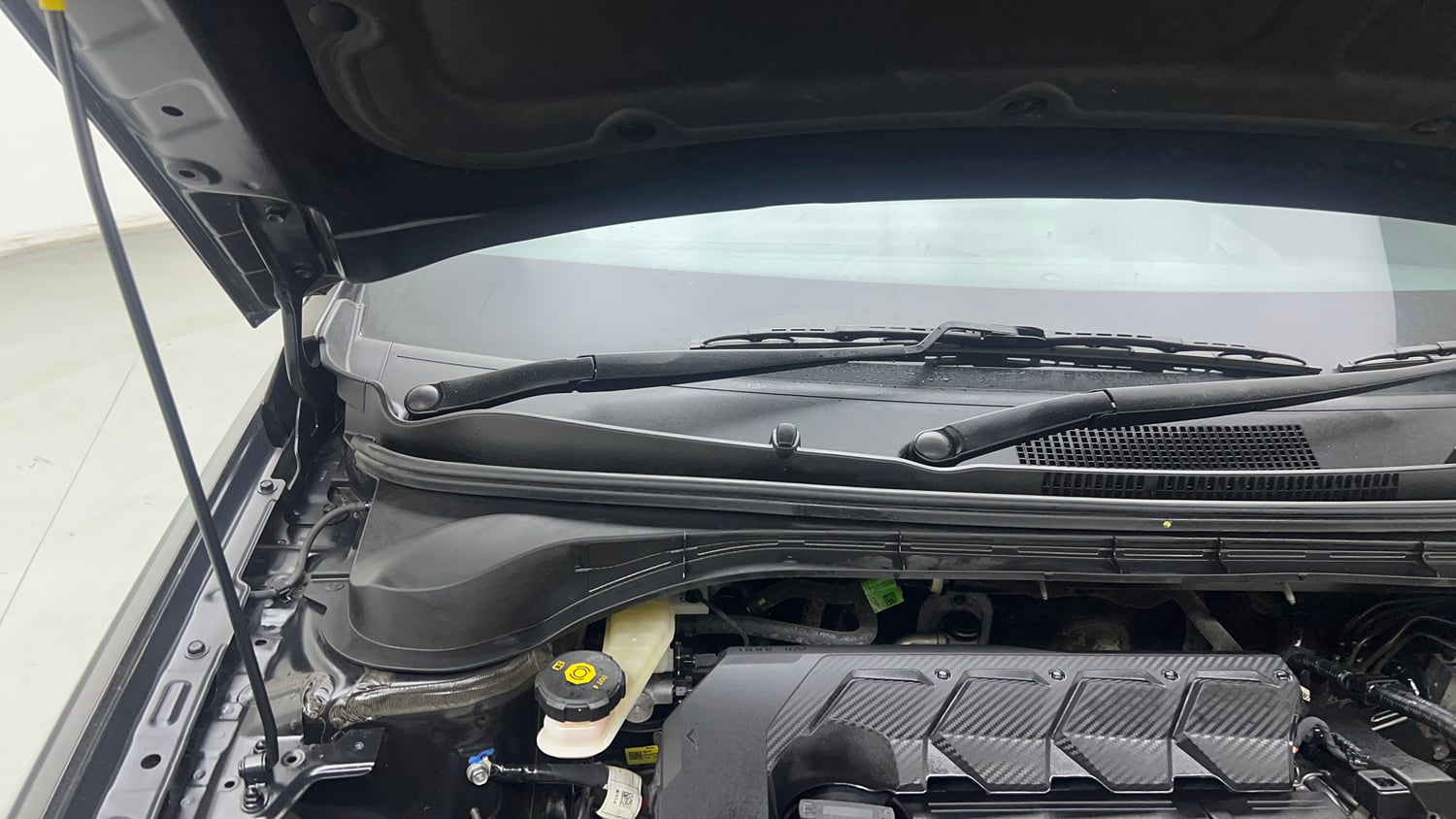 Used 2025 Hyundai Verna SX 1.5 Petrol MT Petrol Manual engine ENGINE RIGHT SIDE HINGE & APRON VIEW