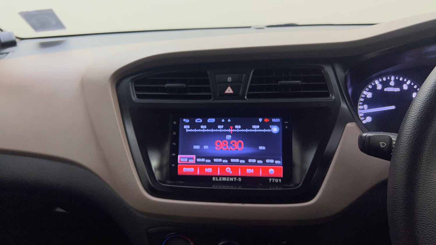Used 2017 Hyundai Elite i20 Sportz 1.2 Petrol Manual top_features Integrated (in-dash) music system