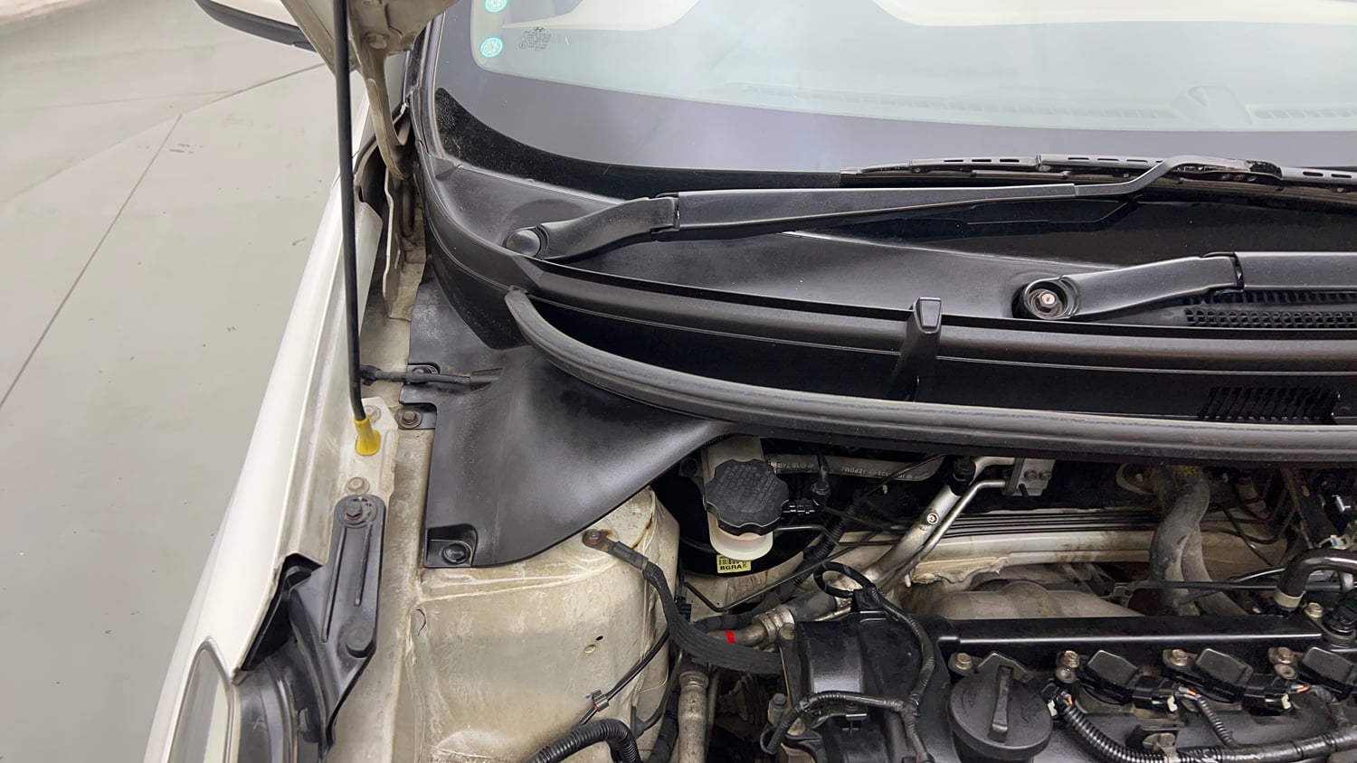 Used 2019 Hyundai Elite i20 Magna Plus 1.2 Petrol Manual engine ENGINE RIGHT SIDE HINGE & APRON VIEW