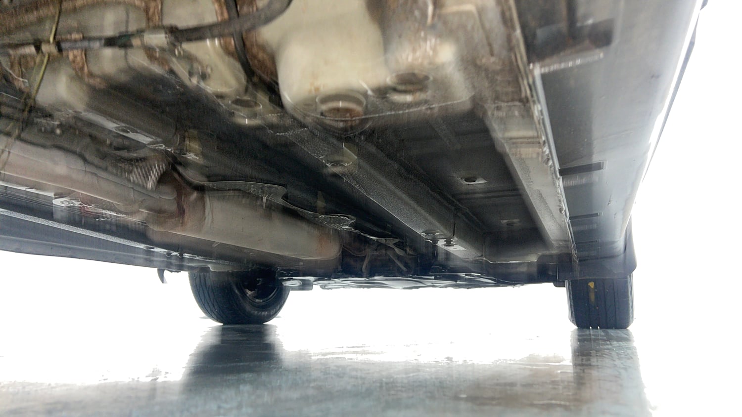 Used 2022 Mahindra XUV 300 W8 (O) 1.2 Petrol Petrol Manual extra REAR RIGHT UNDERBODY VIEW