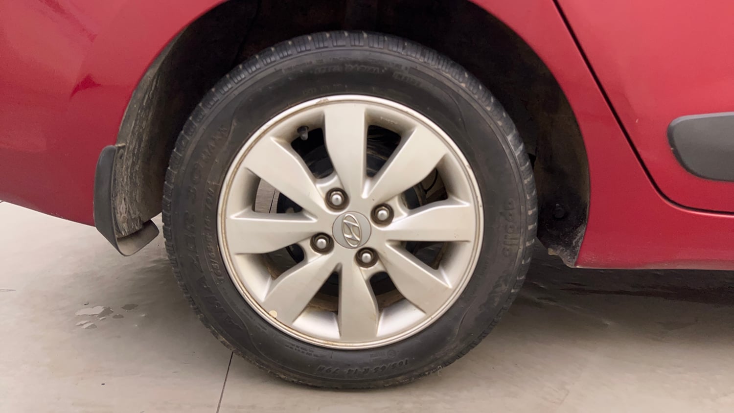 Used 2014 Hyundai Xcent S 1.2 Petrol Manual tyres RIGHT REAR TYRE RIM VIEW