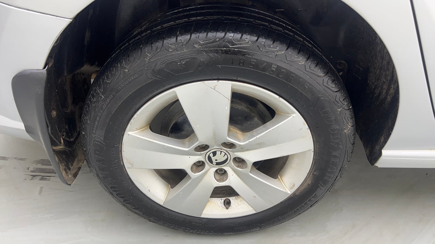 Used 2018 Skoda Rapid Ambition 1.6 MPI AT Petrol Automatic tyres RIGHT REAR TYRE RIM VIEW