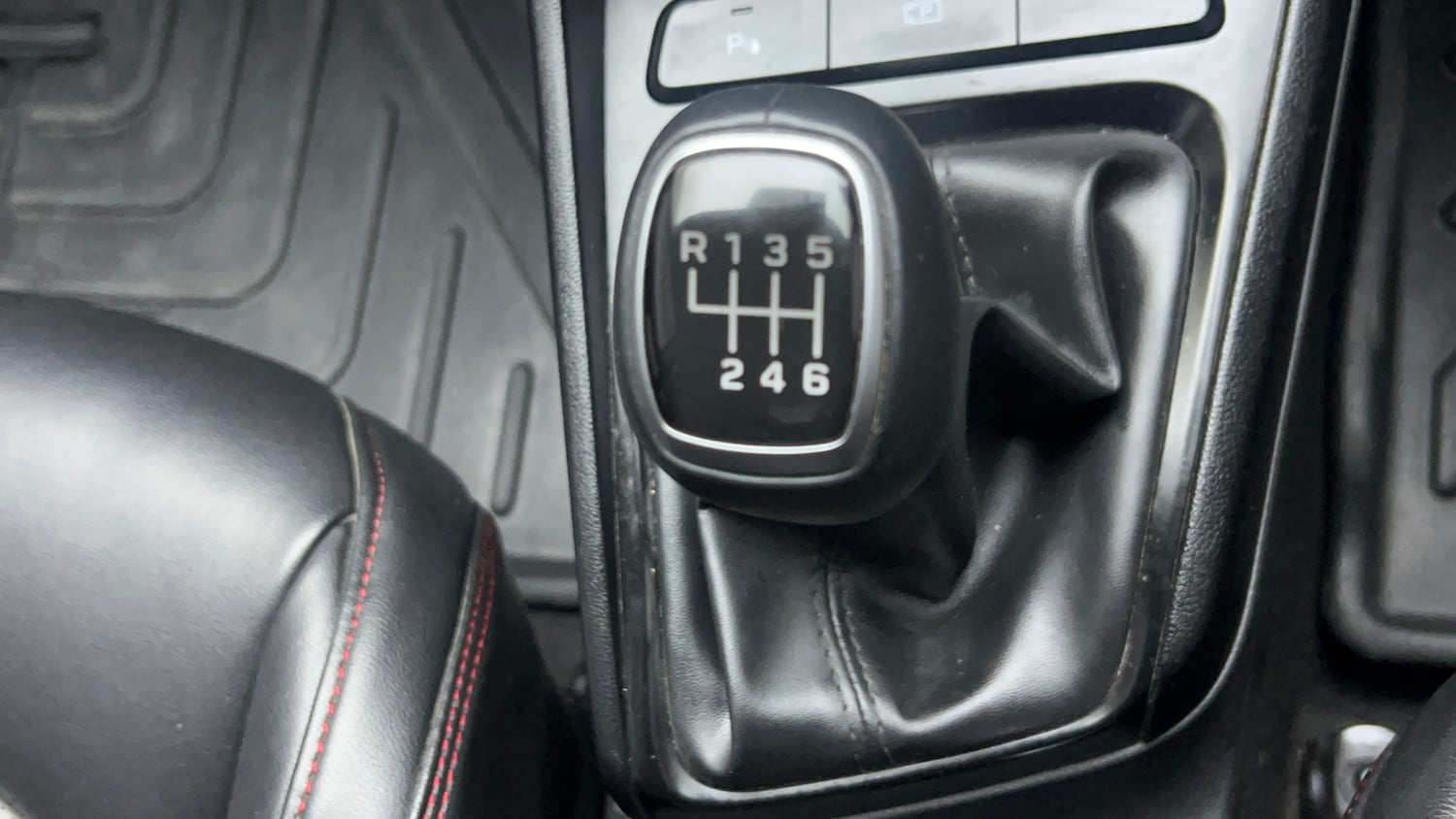 Used 2025 Hyundai Verna SX 1.5 Petrol MT Petrol Manual interior GEAR  KNOB VIEW