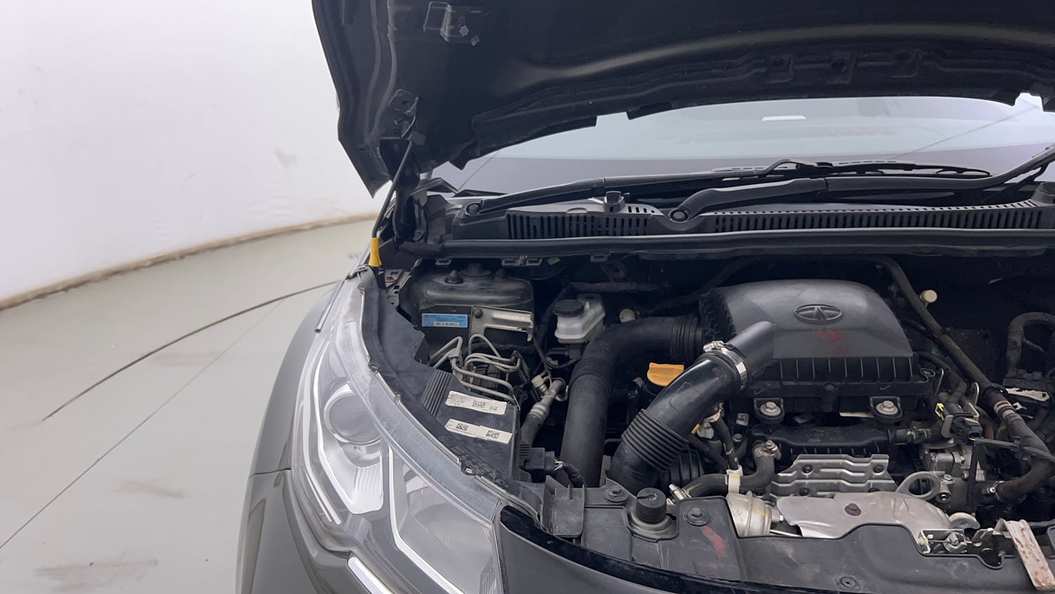 Used 2022 Tata Nexon XM (S) Petrol Manual engine ENGINE RIGHT SIDE HINGE & APRON VIEW