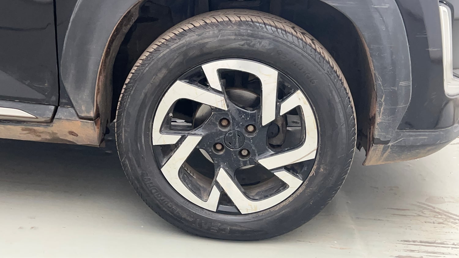 Used 2023 Nissan Magnite XV Petrol Manual tyres RIGHT FRONT TYRE RIM VIEW