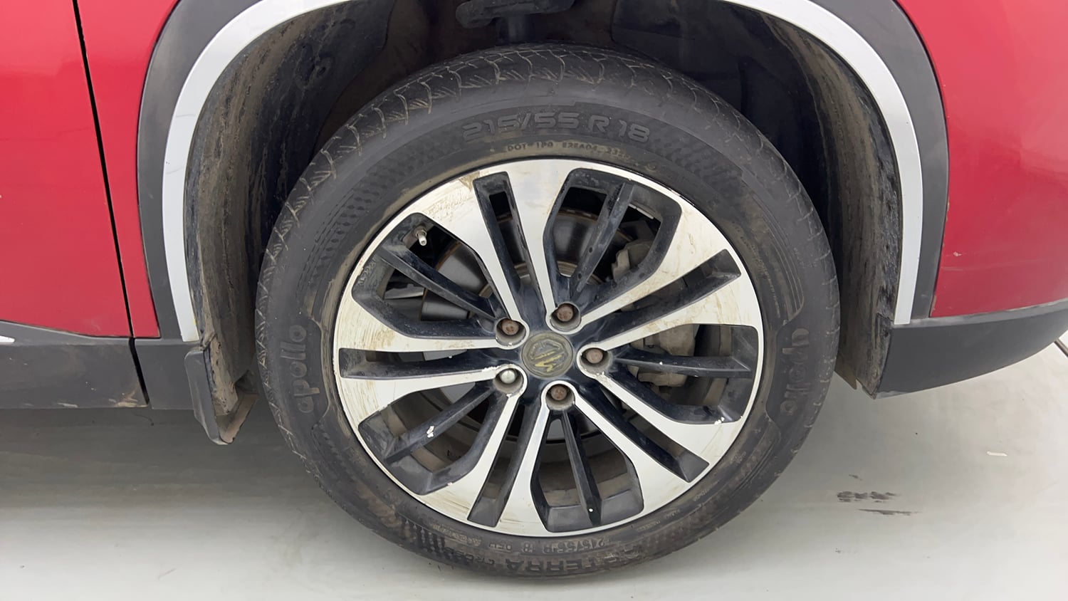 Used 2021 MG Motors Hector Plus Sharp 1.5 Petrol Turbo CVT 6-STR Dual Tone Petrol Automatic tyres RIGHT FRONT TYRE RIM VIEW